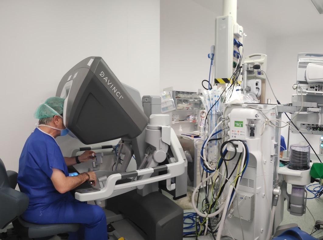 Cirurgia robòtica: cirurgià operant des de la consola del sistema da Vinci.