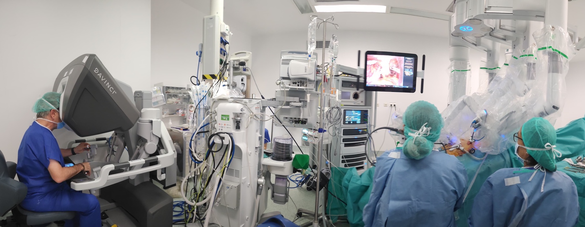 Quiròfan durant una intervenció amb el sistema quirúrgic robòtic da Vinci